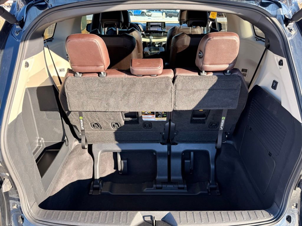 Used 2022 Toyota Sienna Platinum image 28