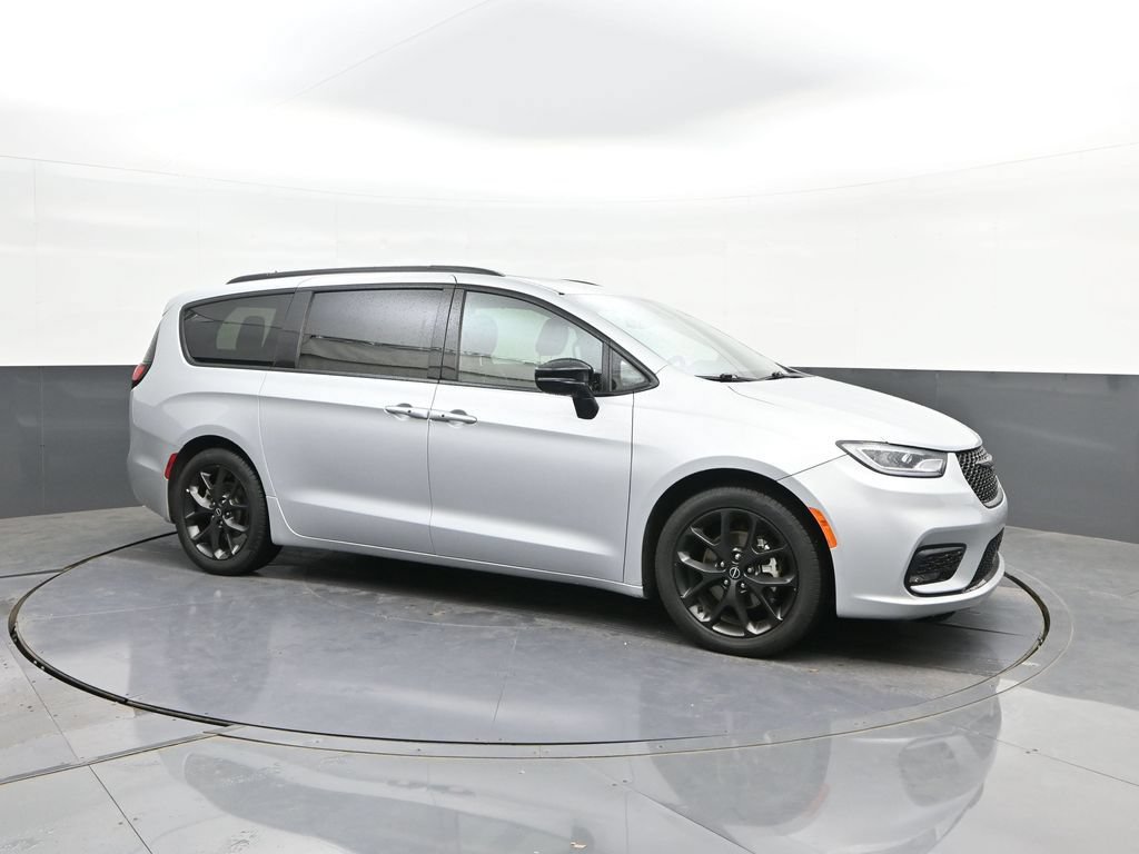 Used 2026 Chrysler Pacifica Limited w/ S Appearance Package FWD image 17