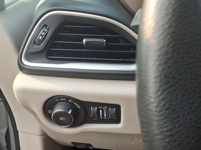 Used 2018 Chrysler Pacifica Touring Plus FWD image 21