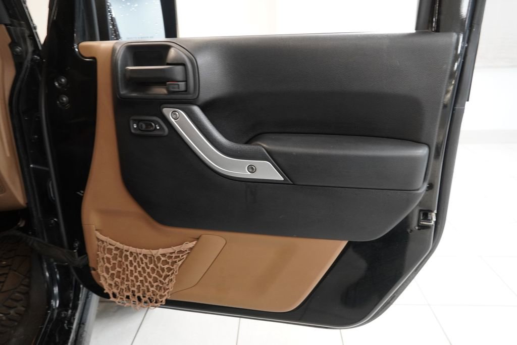 Used 2013 Jeep Wrangler Unlimited Rubicon w/ Connectivity Group image 30