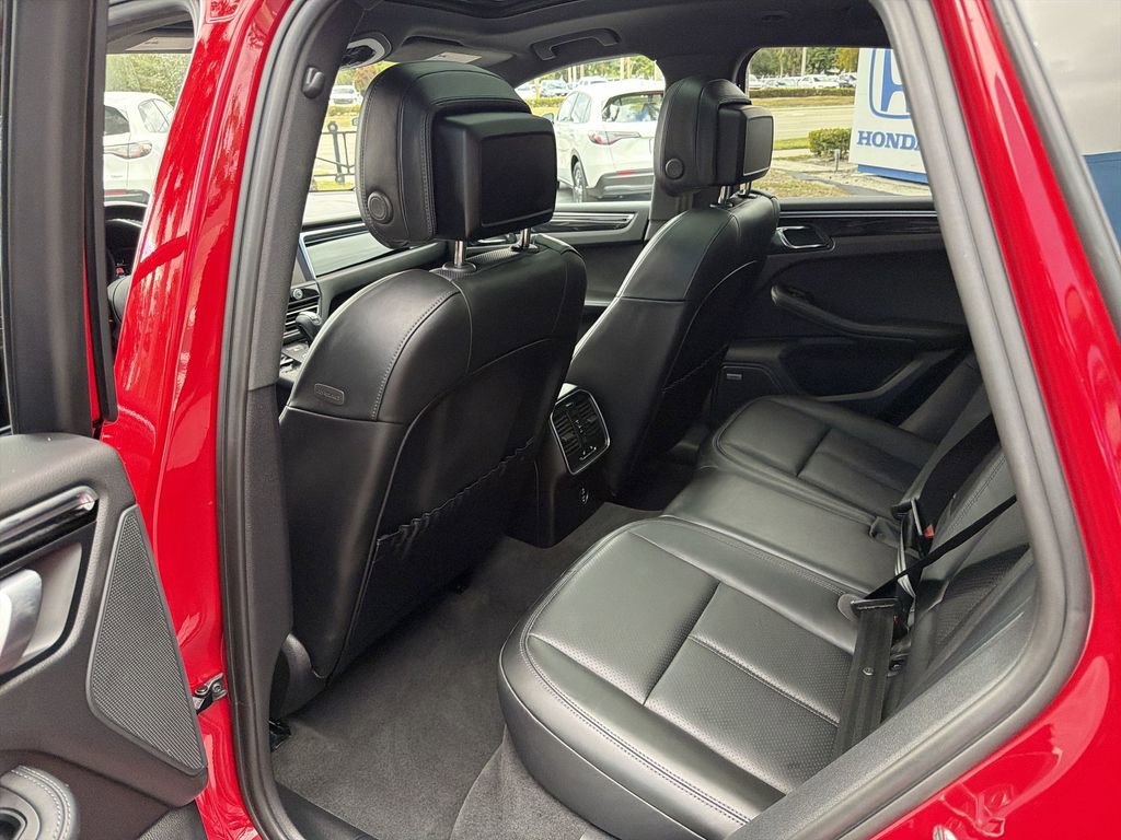 Used 2022 Porsche Macan w/ Premium Package Plus image 27