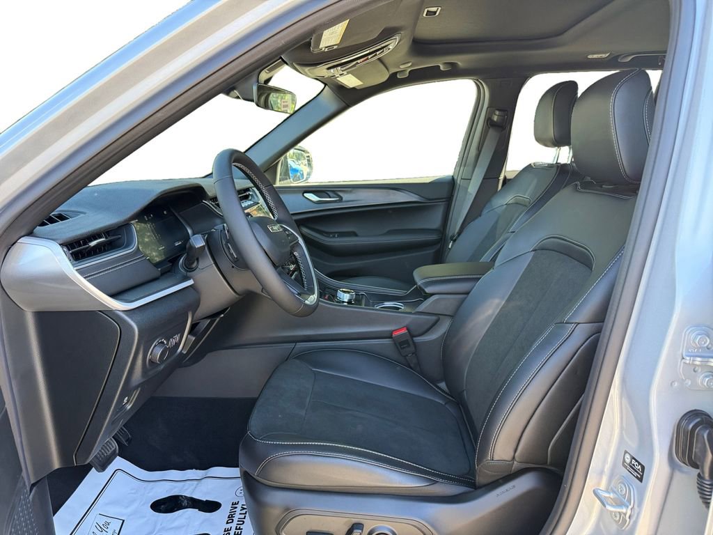 New 2025 Jeep Grand Cherokee Altitude image 9