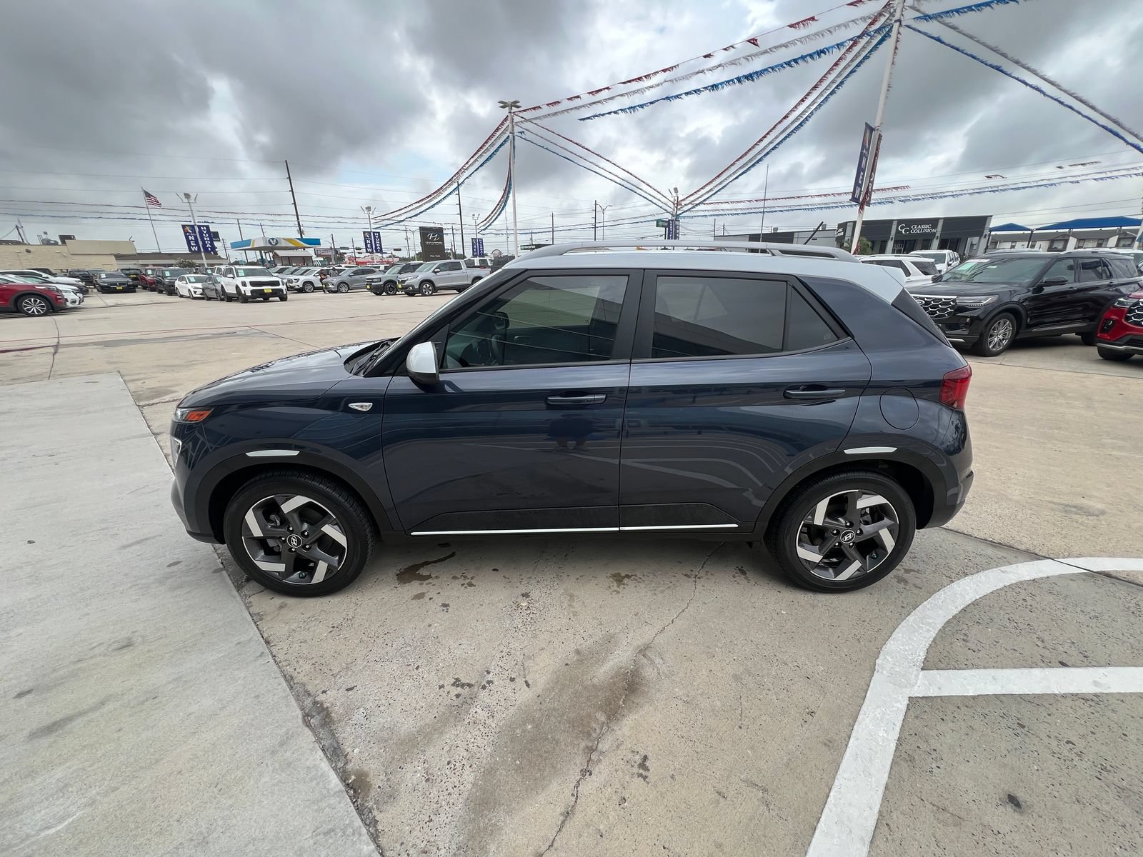 Used 2025 Hyundai Venue Limited FWD image 6