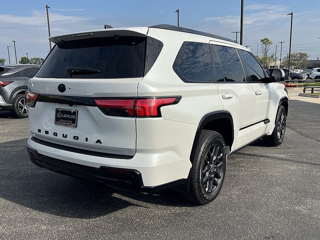Used 2024 Toyota Sequoia Platinum image 3