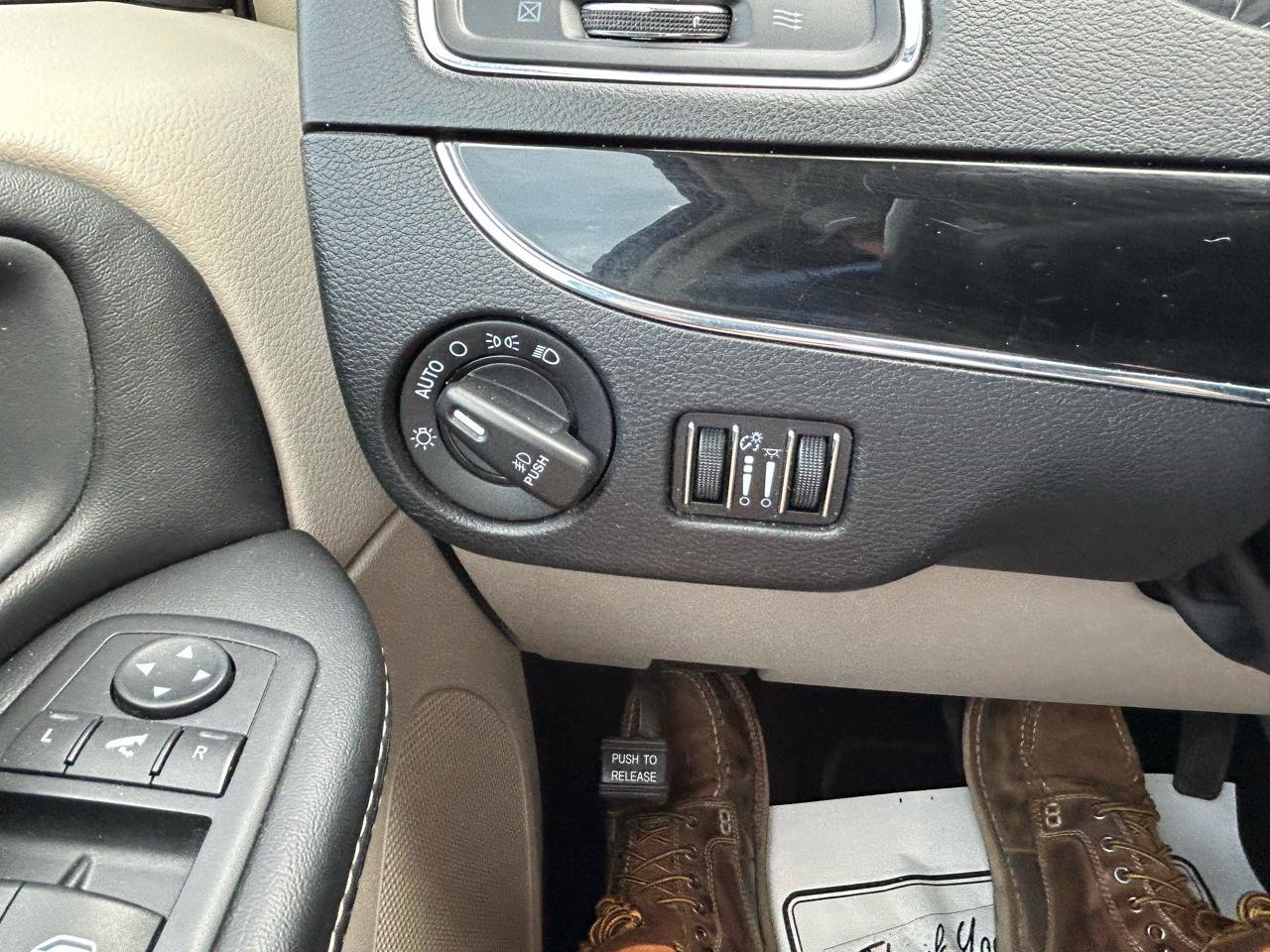 Used 2014 Chrysler Town & Country Touring-L FWD image 26