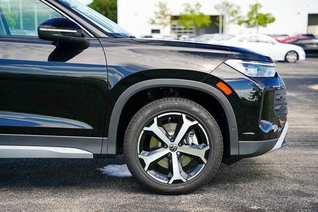 Used 2025 Volkswagen Tiguan SE w/ Panoramic Sunroof Package image 42