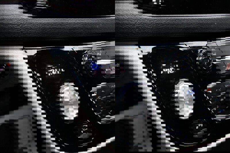 Used 2020 Chrysler Voyager Lxi image 8