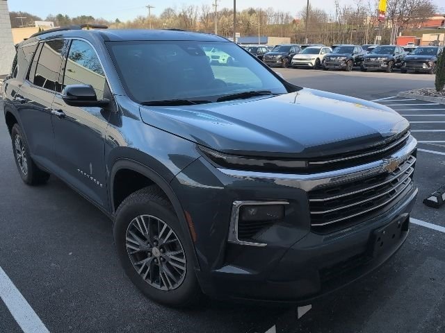 Used 2025 Chevrolet Traverse LT image 3