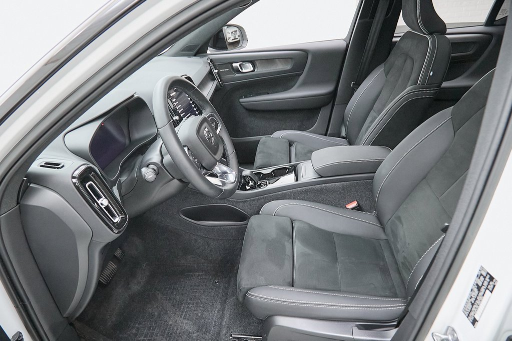 Certified 2023 Volvo XC40 Recharge Ultimate w/ Protection Package Premier image 19