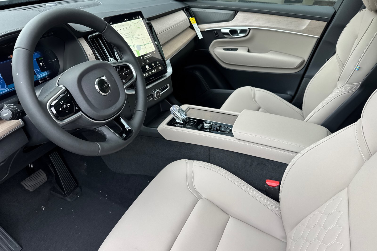 New 2026 Volvo XC90 T8 Plus w/ Protection Package AWD/4WD image 9