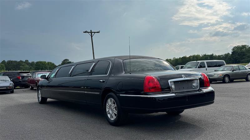 Used 2008 Lincoln Town Car Executive RWD image 14