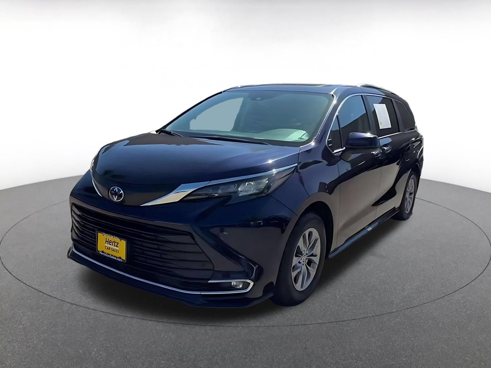 Used 2024 Toyota Sienna XLE FWD image 6