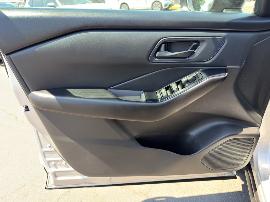 Used 2024 Nissan Rogue S FWD image 12