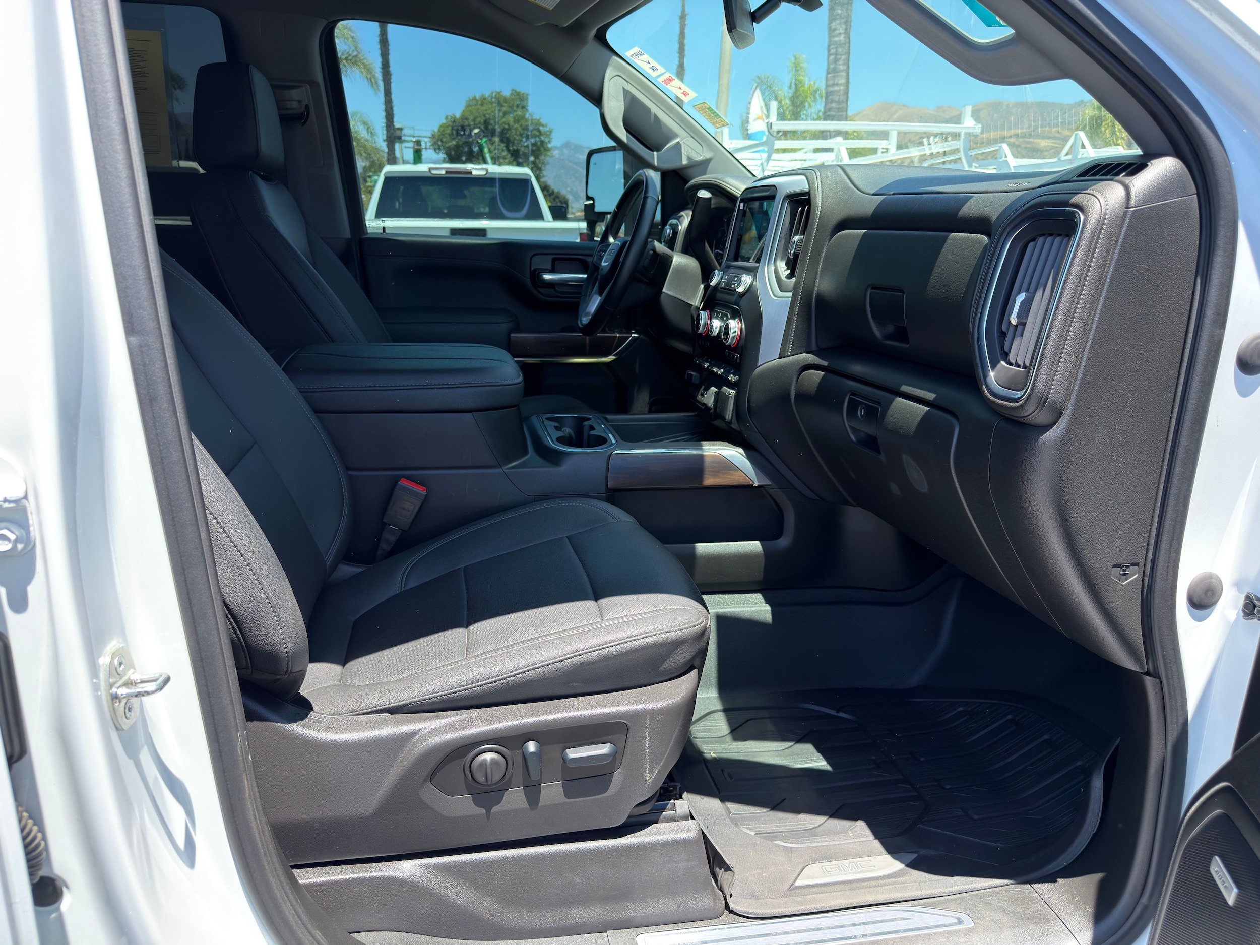 Used 2023 GMC Sierra 2500 SLT w/ SLT Preferred Package AWD/4WD image 10