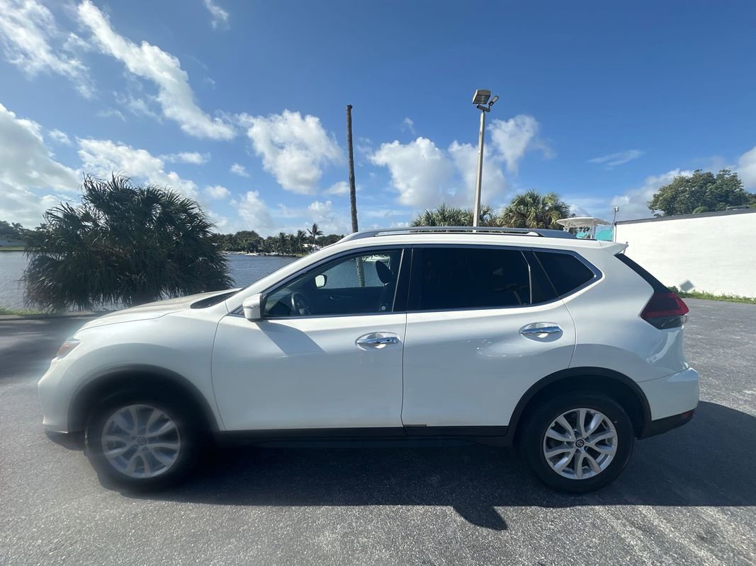 Used 2018 Nissan Rogue SV image 3