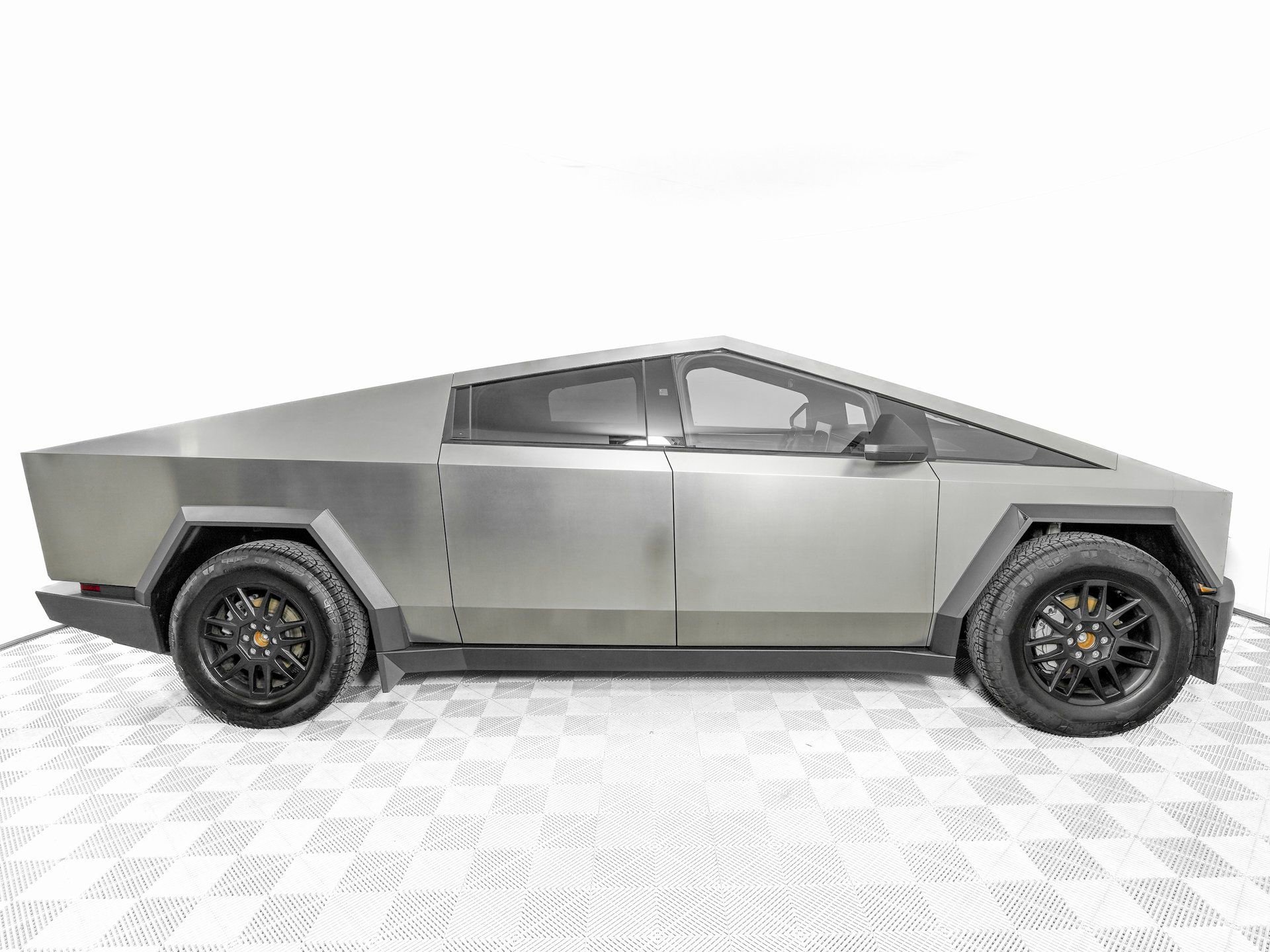 Used 2025 Tesla Cybertruck AWD Crew Cab image 4