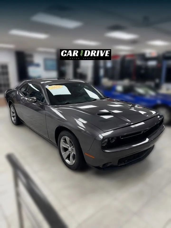 Used 2016 Dodge Challenger SXT image 3