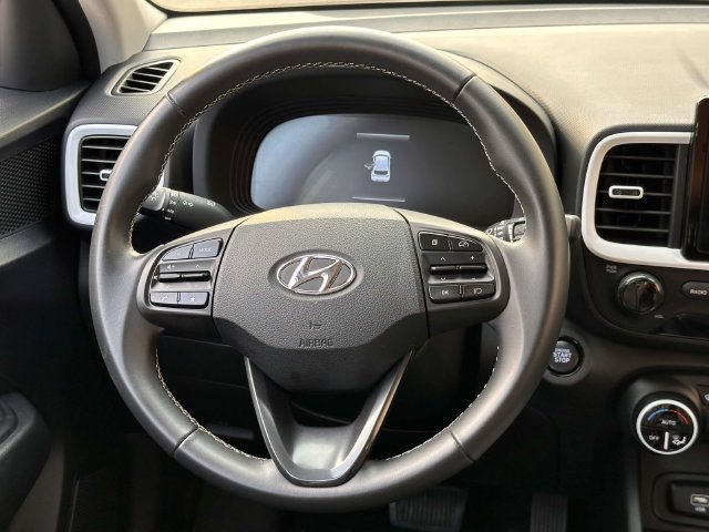 Used 2025 Hyundai Venue Limited FWD image 21
