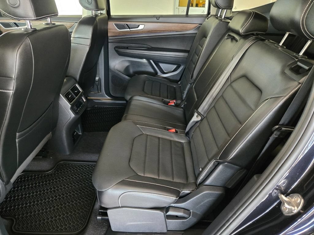 Used 2024 Volkswagen Atlas SEL AWD/4WD image 18