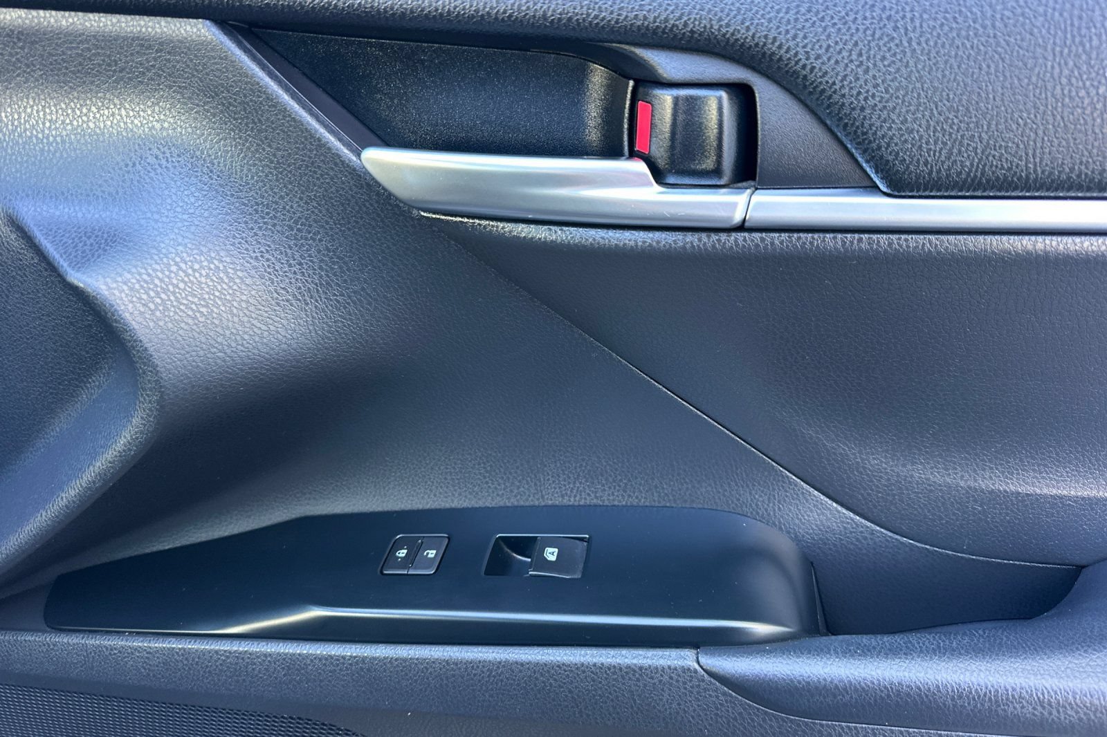Used 2019 Toyota Camry SE FWD image 21