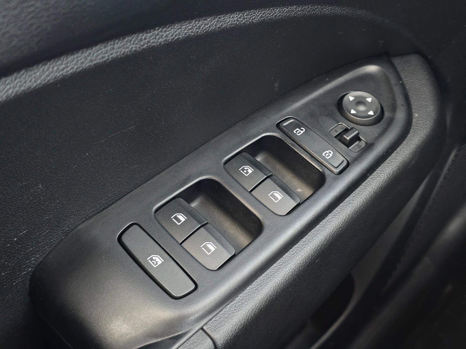 Used 2025 Hyundai Venue SEL FWD image 22