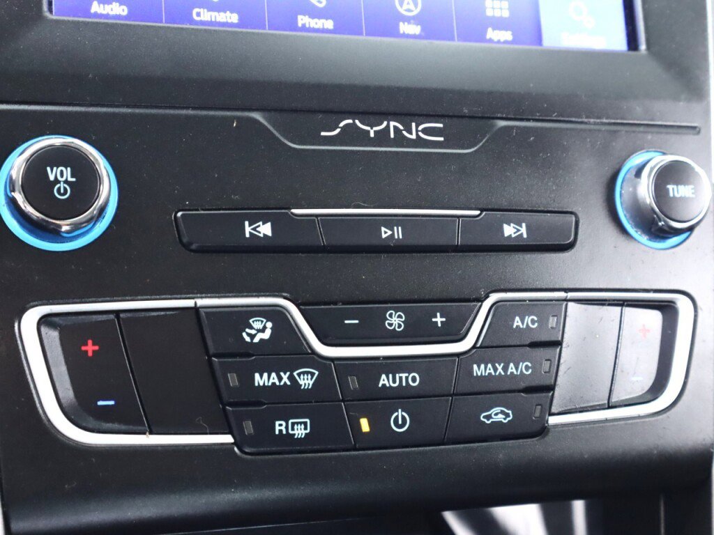 Used 2020 Ford Fusion SE image 25