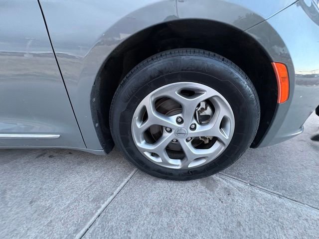 Used 2023 Chrysler Pacifica Limited image 31