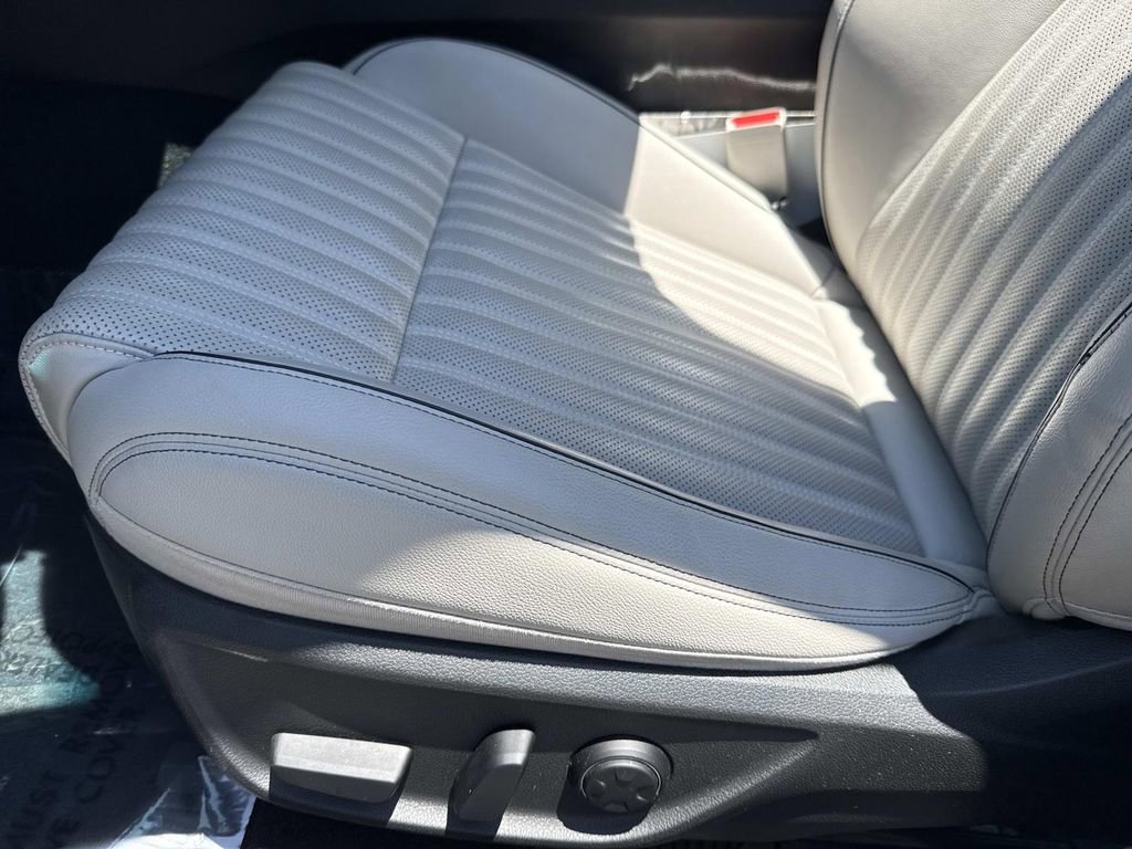 Used 2023 Genesis G70 2.0T w/ Sport Prestige Package RWD image 29
