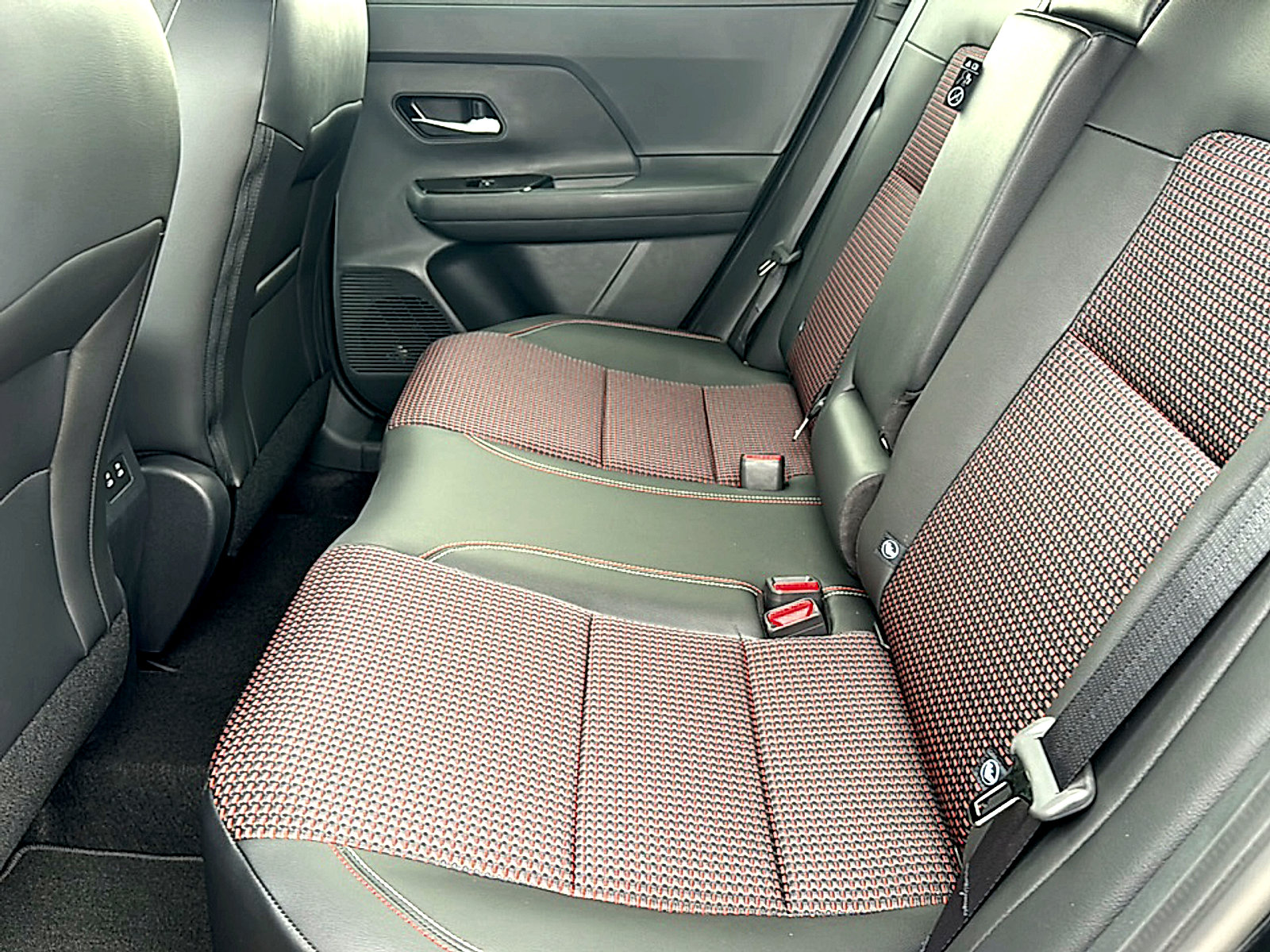 New 2026 Nissan Kicks SR w/ Cold Weather Package FWD image 15