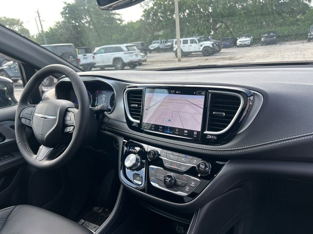 New 2025 Chrysler Pacifica Limited image 25