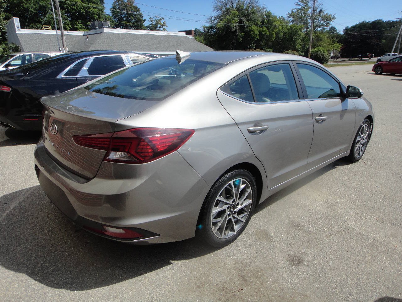 Used 2020 Hyundai Elantra Limited w/ Cargo Package (C1) FWD image 4