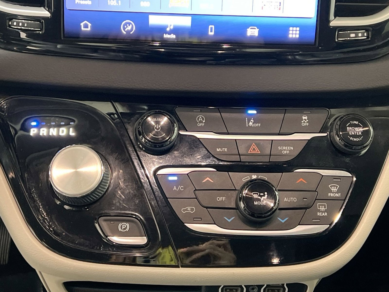 Used 2022 Chrysler Pacifica Touring-L image 17