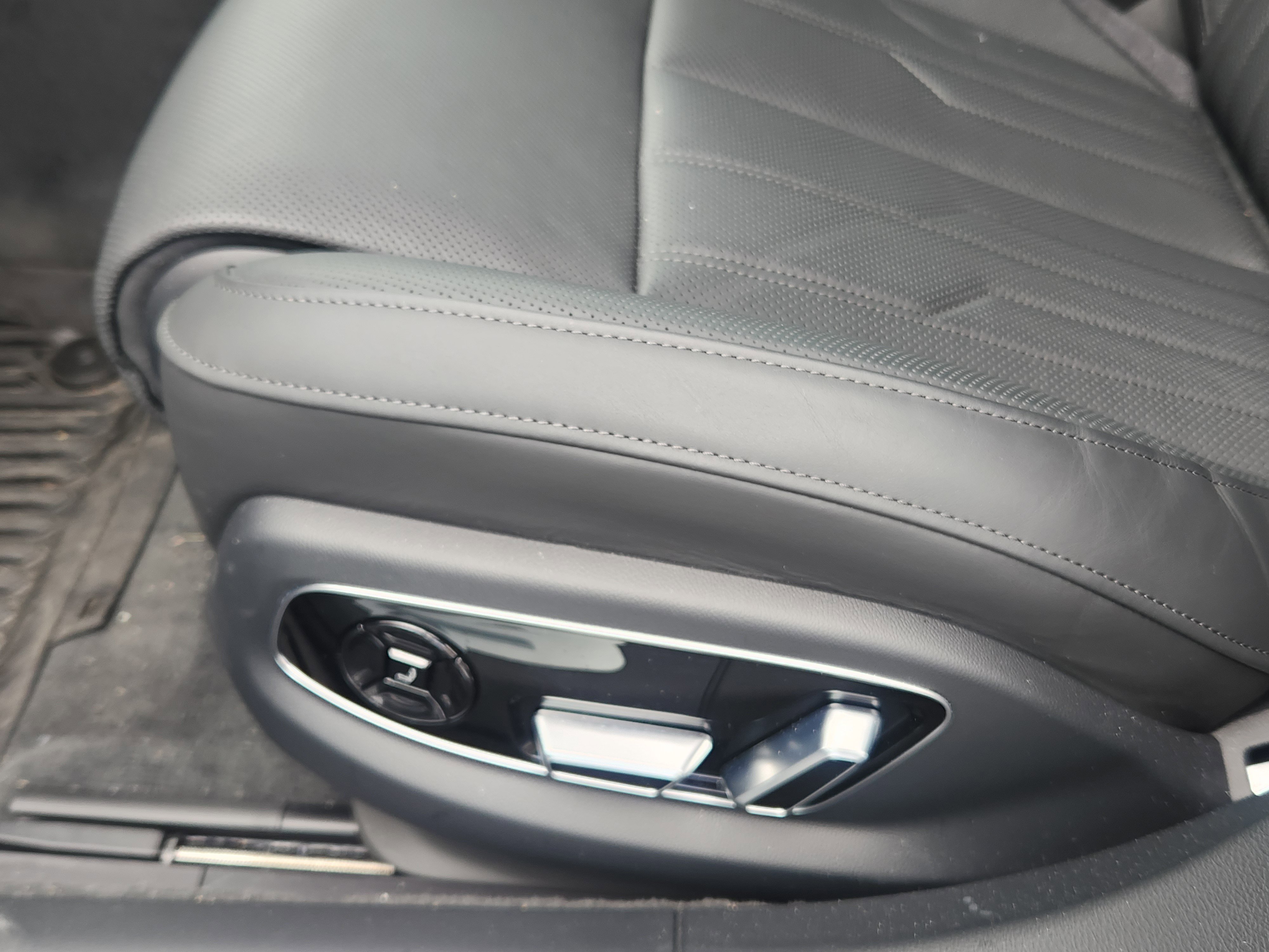 Used 2025 Audi A8 L 3.0T image 13