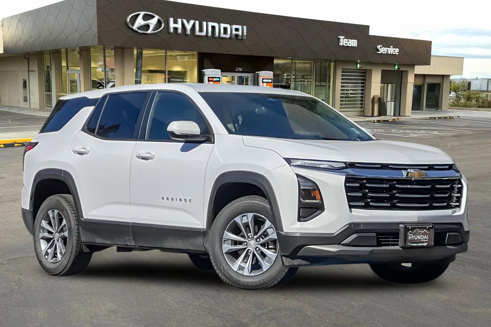Used 2025 Chevrolet Equinox LT AWD/4WD image 2