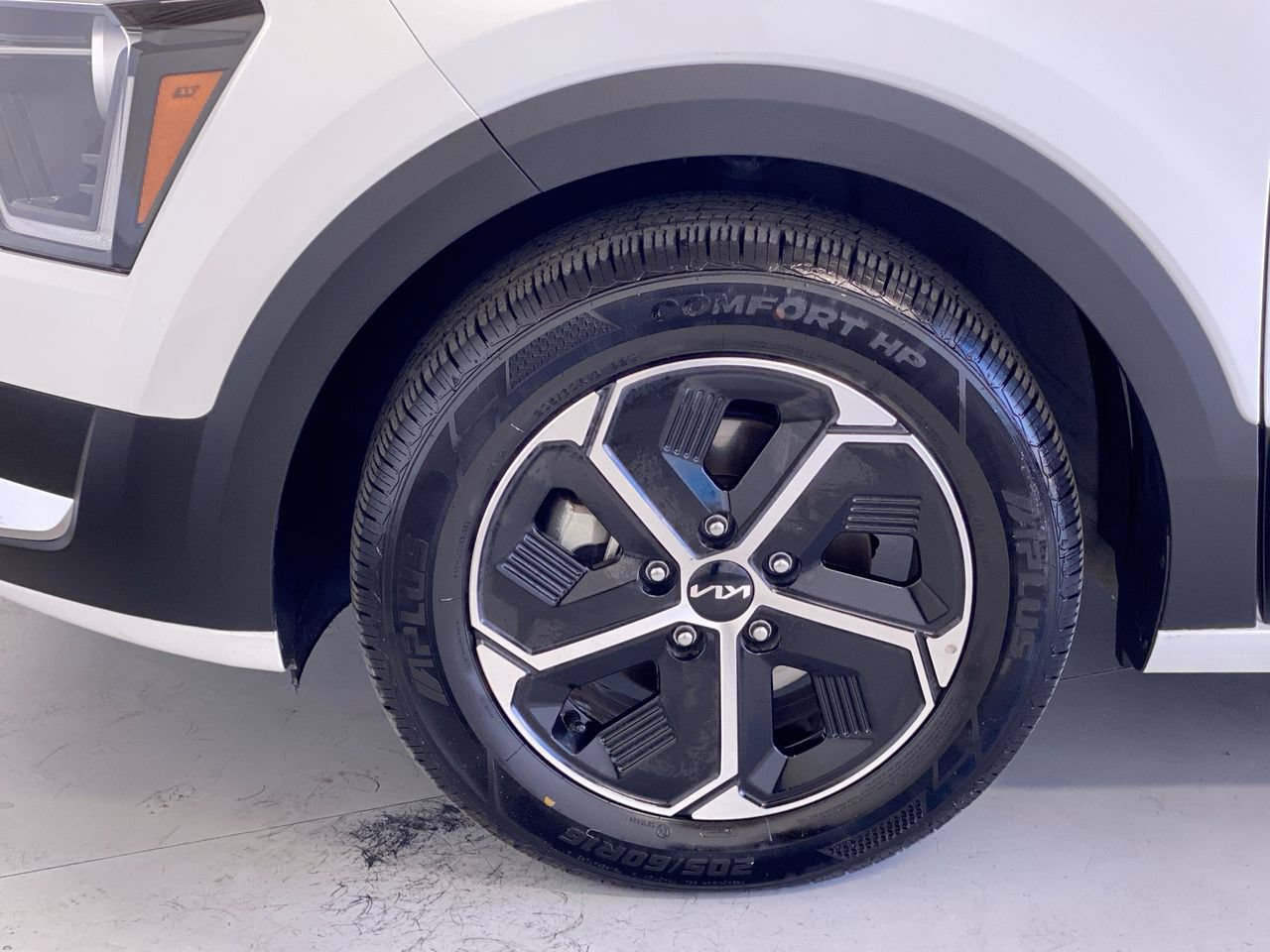 Certified 2025 Kia Niro LX FWD image 12