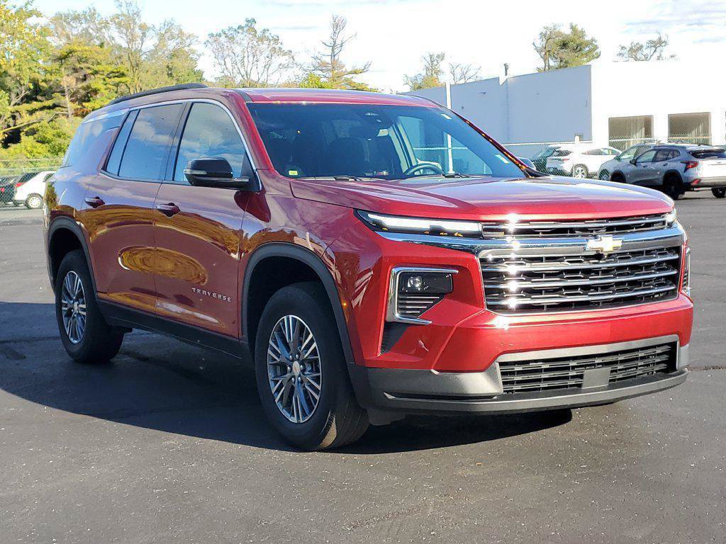 Used 2024 Chevrolet Traverse LT FWD image 2