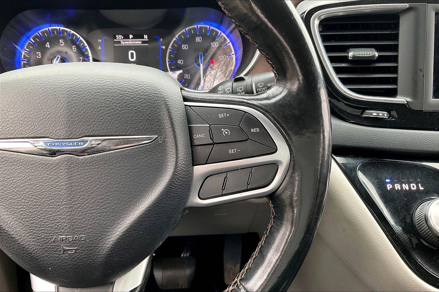 Used 2019 Chrysler Pacifica Touring-L image 17