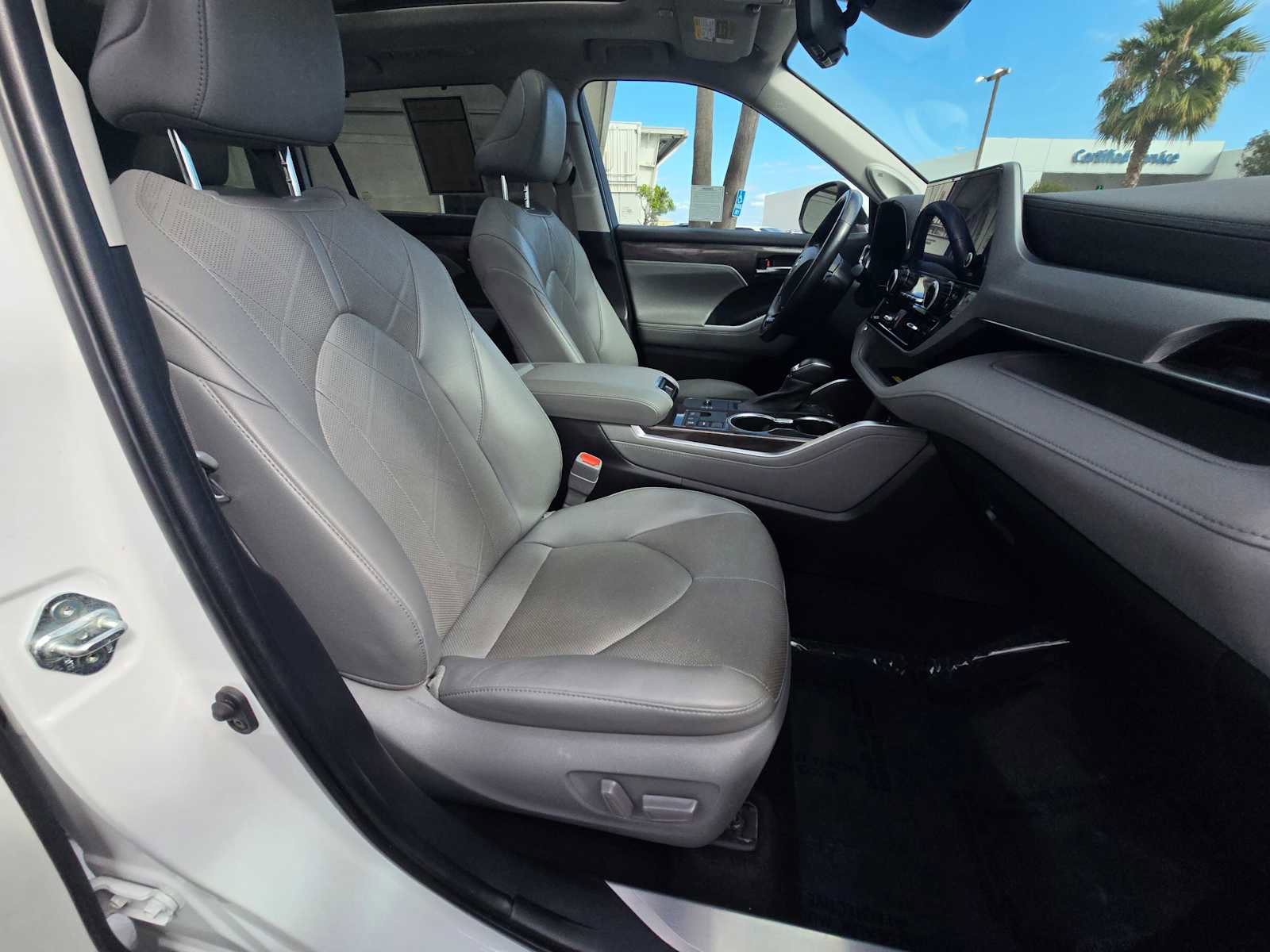 Used 2023 Toyota Highlander Platinum image 12