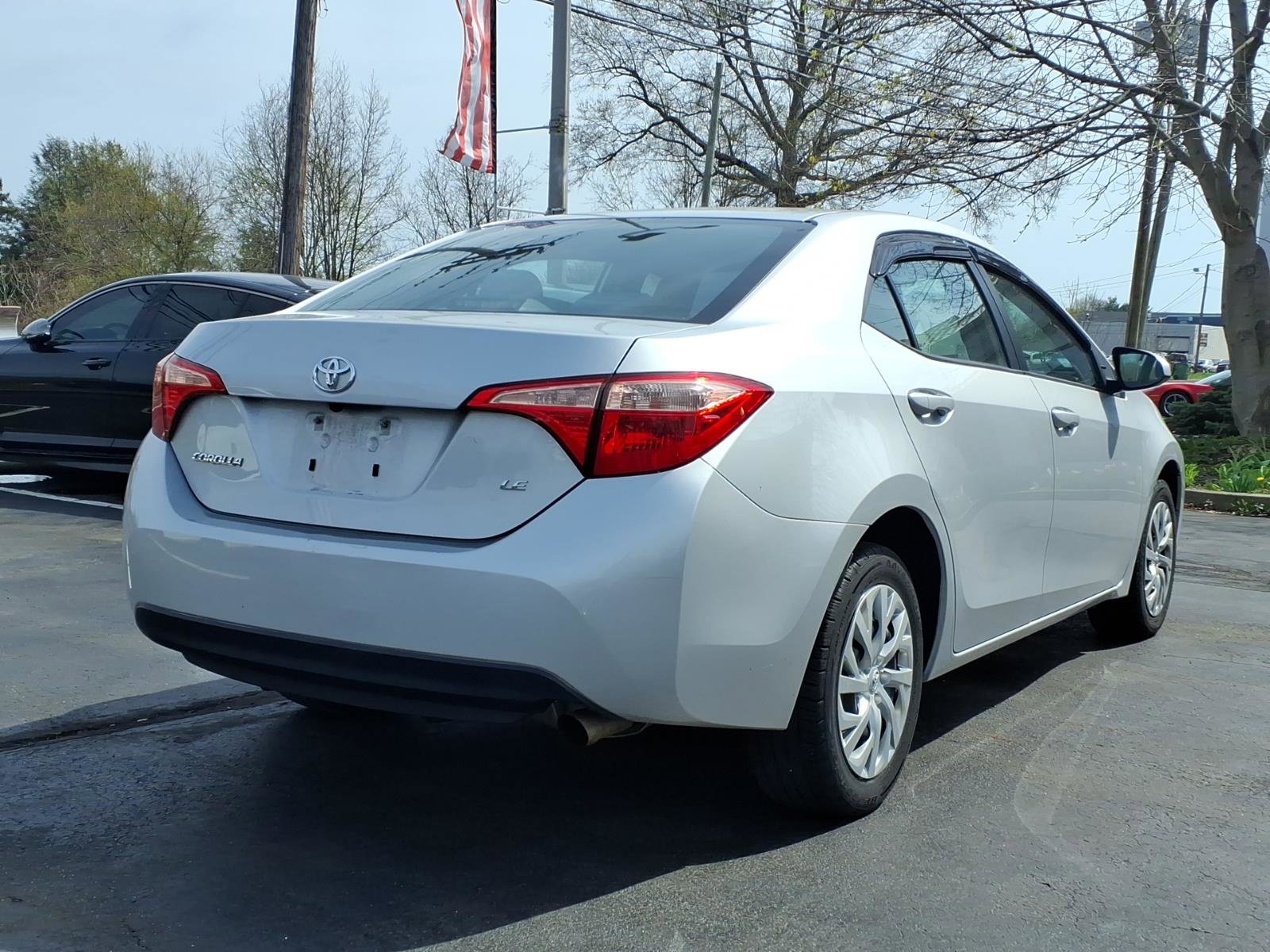 Used 2017 Toyota Corolla LE w/ Carpet Mat Package (TMS) FWD image 4