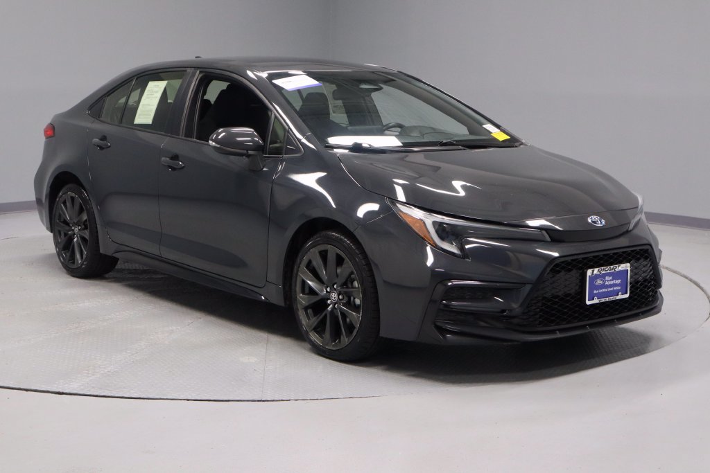 Used 2024 Toyota Corolla SE w/ Convenience Package FWD image 1