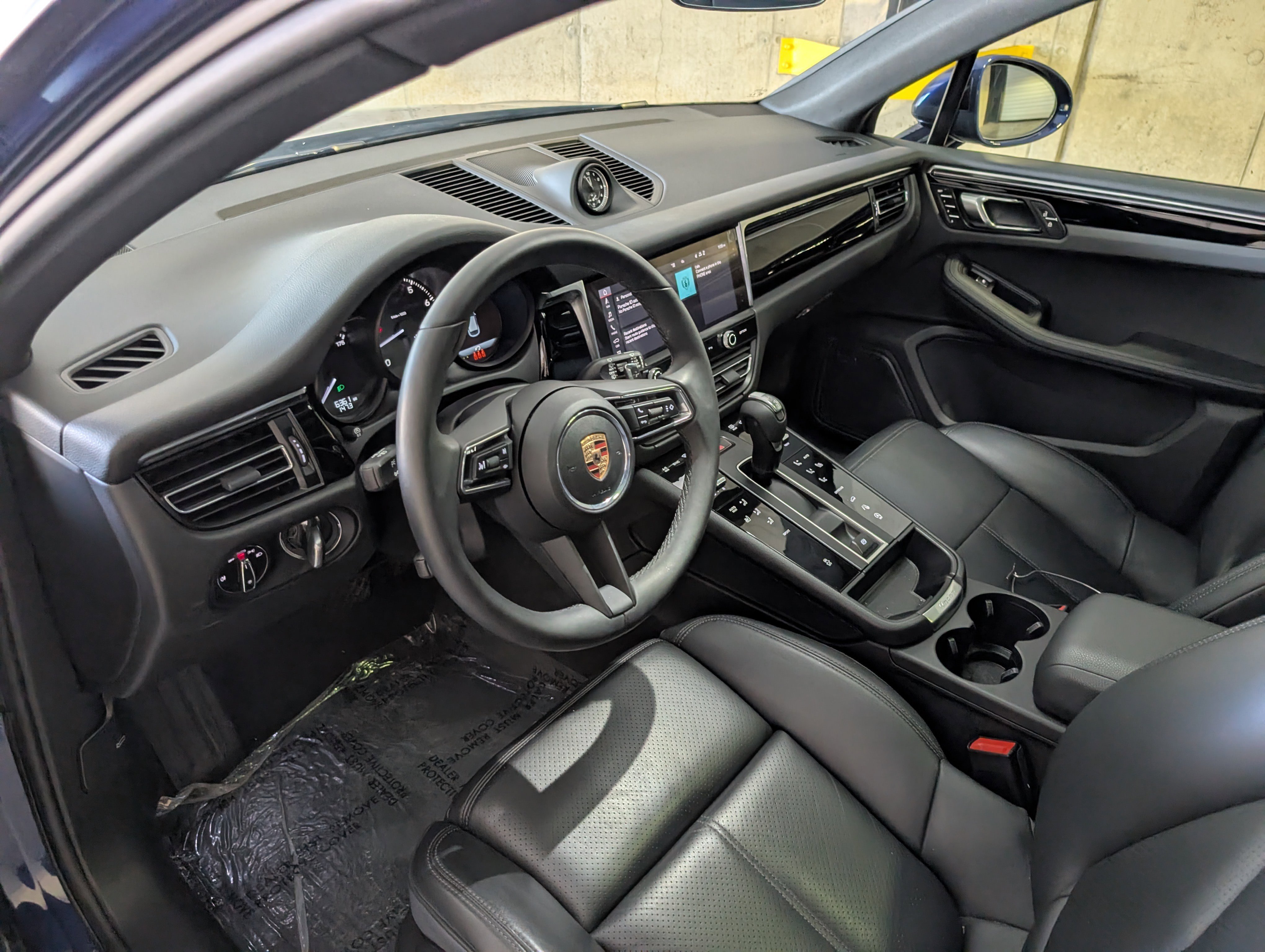 Used 2025 Porsche Macan image 4