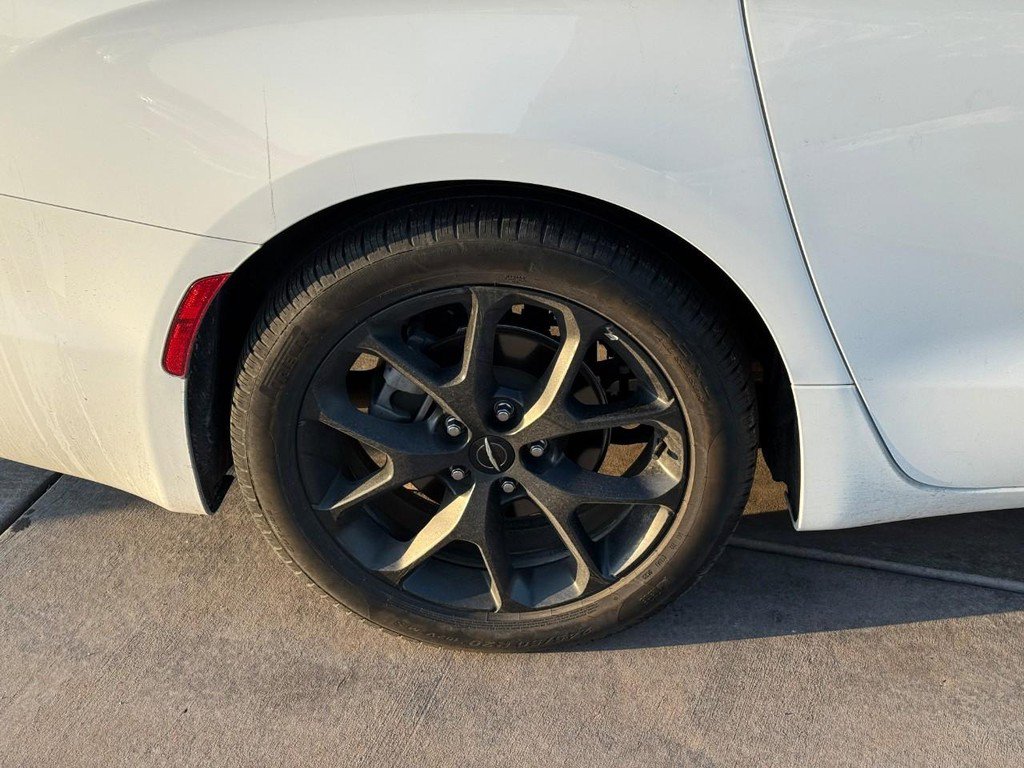 Used 2025 Chrysler Pacifica Limited image 6