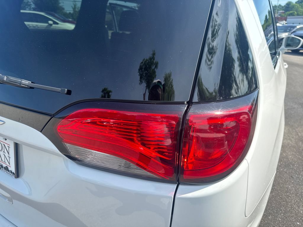 Used 2018 Chrysler Pacifica Touring Plus w/ Tire & Wheel Group FWD image 43