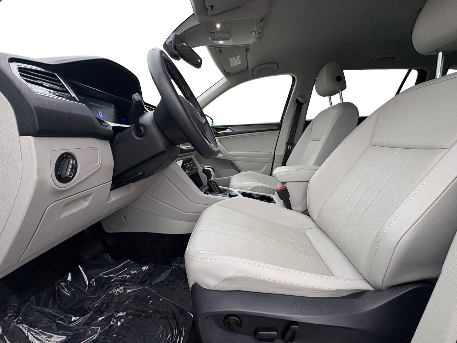 Used 2022 Volkswagen Tiguan SE image 2