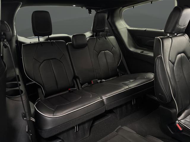 Certified 2025 Chrysler Pacifica Limited image 33