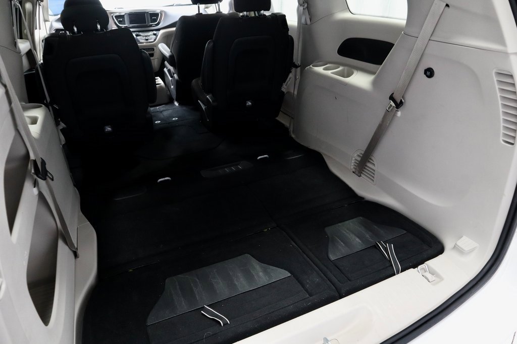 Used 2023 Chrysler Voyager LX image 16