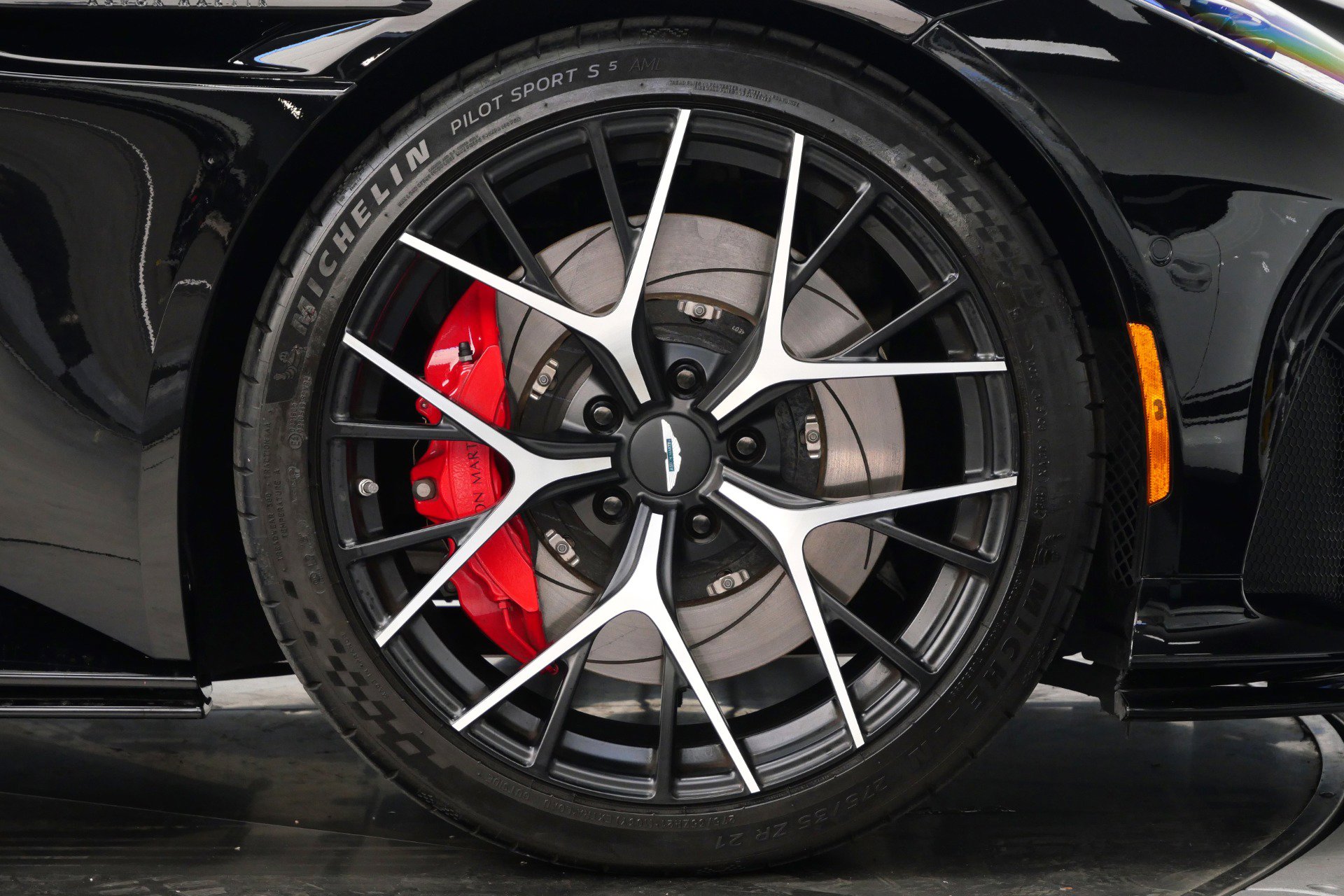 Used 2025 Aston Martin DB12 Convertible RWD image 40