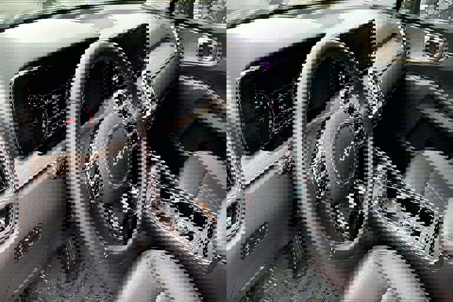 Used 2022 Kia Sorento EX w/ Panoramic Sunroof Package image 18