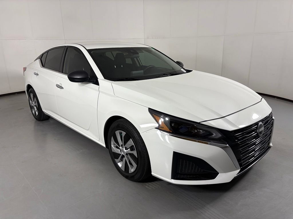Used 2025 Nissan Altima 2.5 S FWD image 2