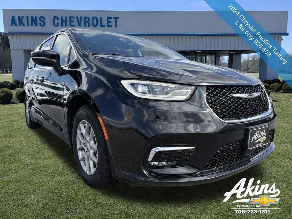 Used 2024 Chrysler Pacifica Touring-L image 3